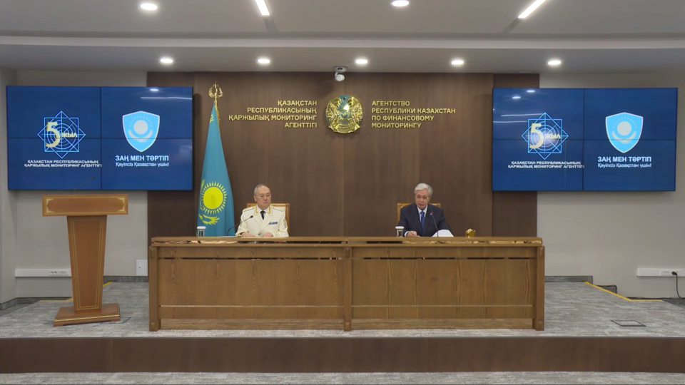 Более 7 трлн тенге незаконно “перегнали” в соседнюю страну через казахстанский банк — Токаев