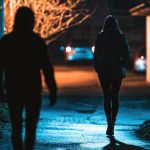 Мужчина следит за женщиной