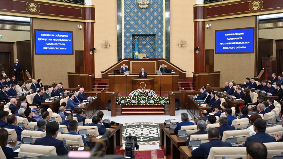 Действующий состав парламента Казахстана продолжит работу до 1 июля