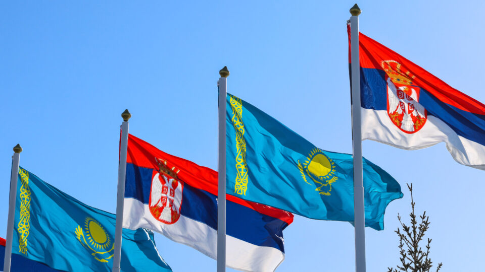 Флаги Сербии и Казахстана