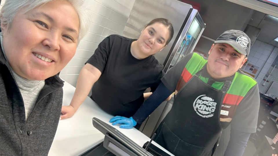 Скандал в Burger King: двоих сотрудников уволили