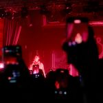 Смартфоны людей снимают концерт