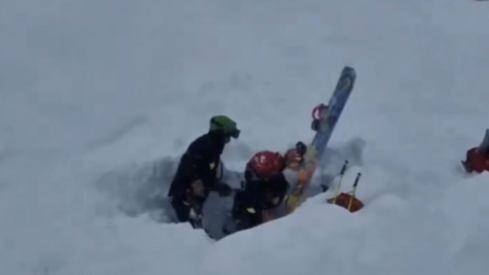В горах Алматы спасли сноубордиста, попавшего под лавину