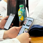 Ученики играют игры на телефоне