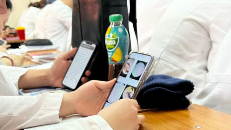 В школах Казахстана могут полностью запретить использование смартфонов