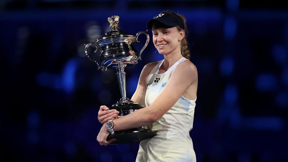 Теннисистка держит трофей после финала Australian Open