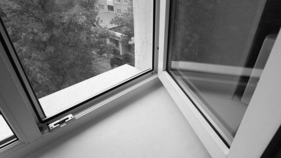 Мать выбросила двух детей из окна пятого этажа в Таразе