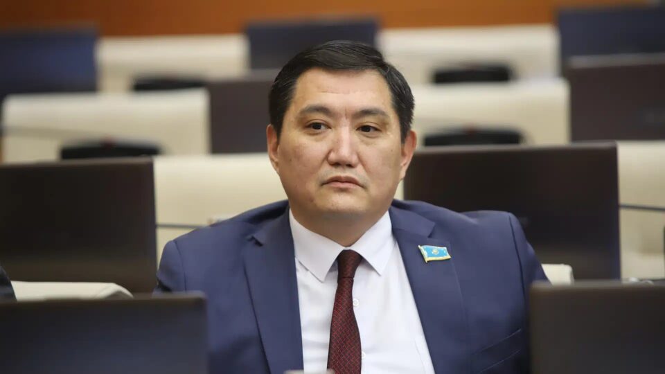 Освободить госслужащих по пятницам для чтения книг предложил депутат