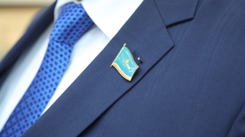 Оплата за переработку и дополнительный отпуск: Какие еще плюшки для госслужащих несет новый законопроект