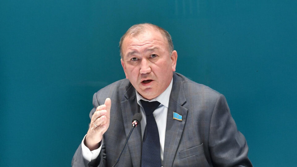 Госслужащих в Казахстане будут увольнять за наркотики и пьяную езду