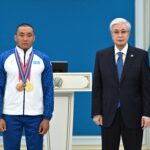Глава государства наградил чемпиона ХІV зимних Паралимпийских игр Ербола Хамитова