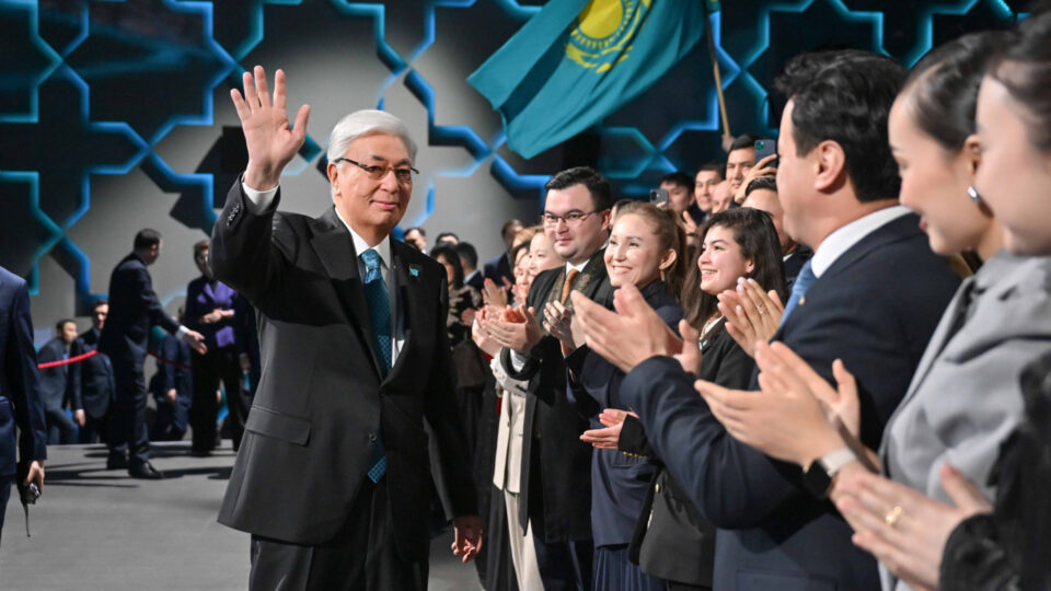 Токаев поздравил казахстанцев с принятием новой Конституции