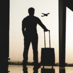 Человек с чемоданом в аэропорту